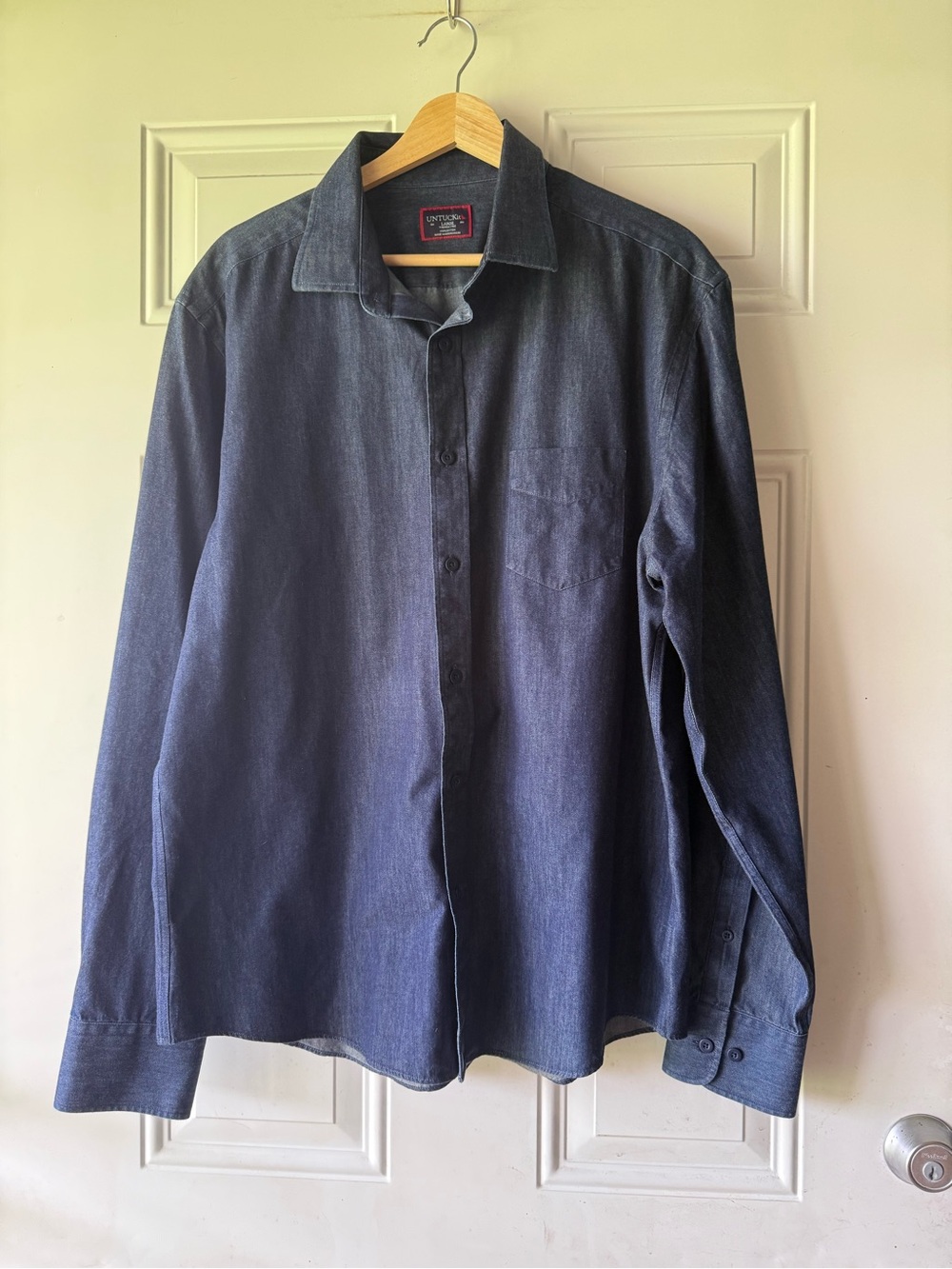 UNTUCKit Men's Dark Chambray Wrinkle Free Long Sleeve Button-Up Shirt